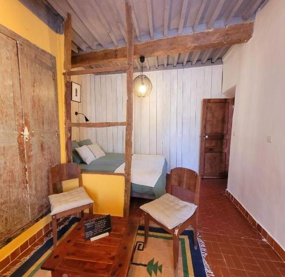 Полулюкс, Au Puits De La Fontaine