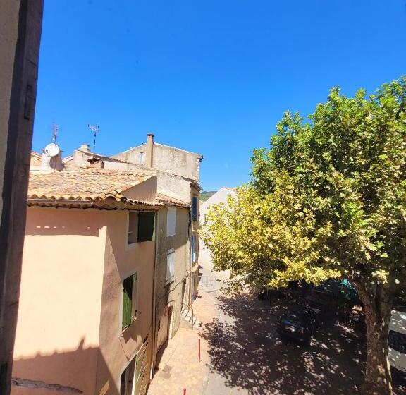 Полулюкс, Au Puits De La Fontaine