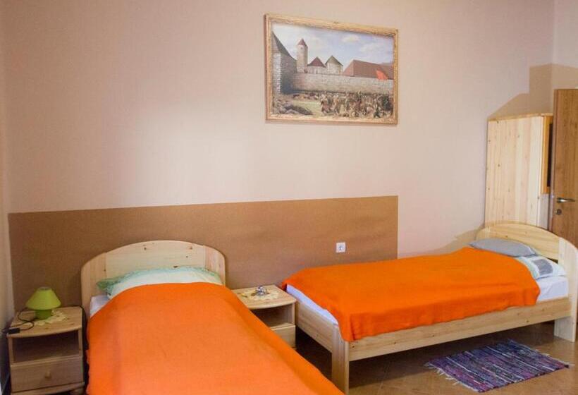 标准三人间, Vár Liget Vendégház