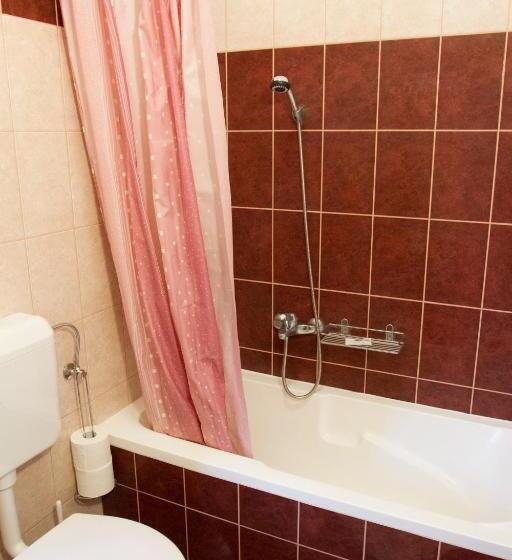 标准三人间, Vár Liget Vendégház