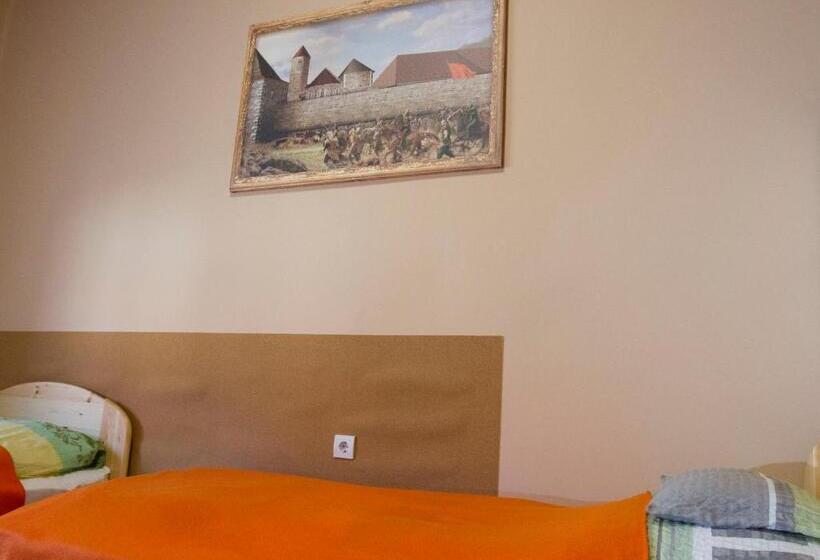 标准三人间, Vár Liget Vendégház