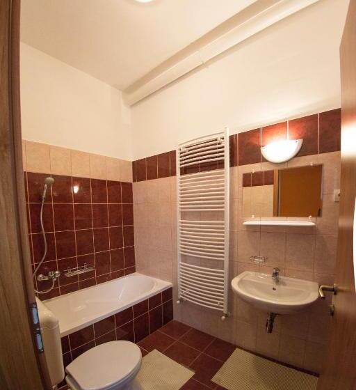 标准三人间, Vár Liget Vendégház