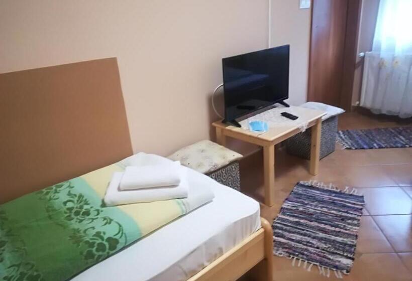 标准三人间, Vár Liget Vendégház