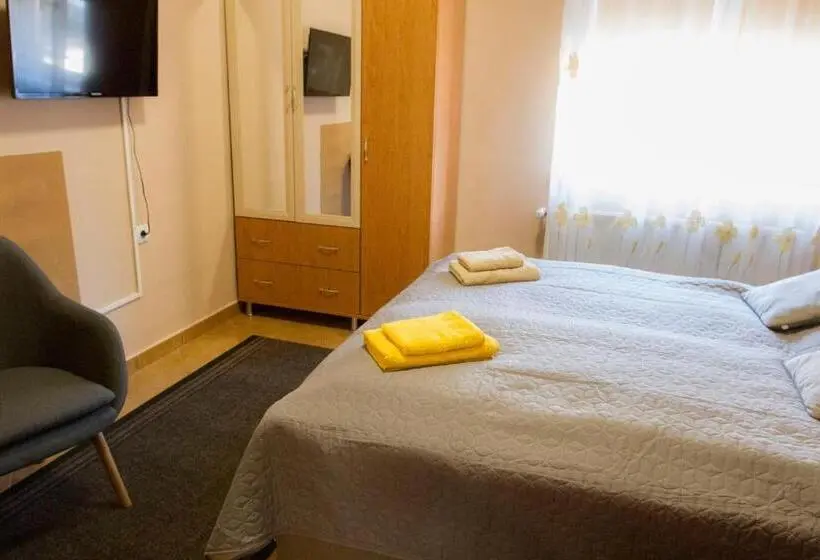 Standard-invahuone, Vár Liget Vendégház