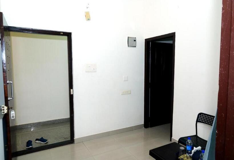 חדר משפחתי, Aradhya Inn Deralakatte