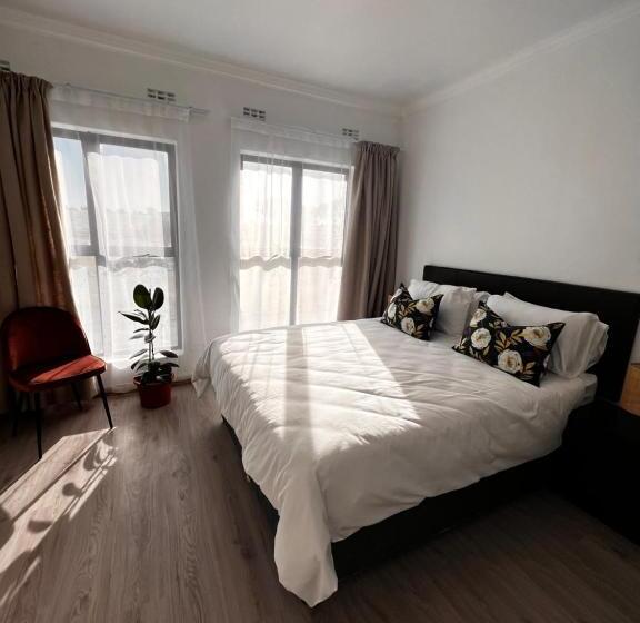 غرفة عائلية, 2nd On Strand