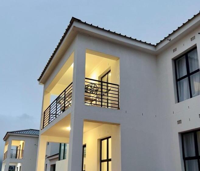 غرفة عائلية, 2nd On Strand