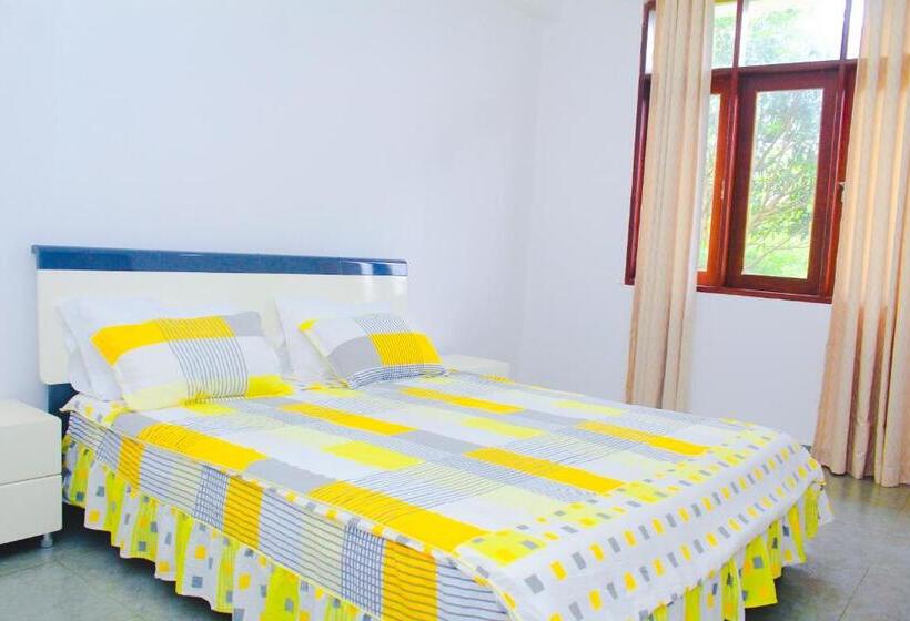 Номер Стандарт Вид на Сад, Camellia Rise