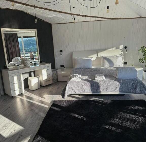 Svit med Balkong, порядна ґаздиня