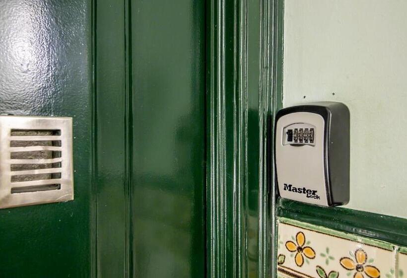 اتاق ساده سه نفره, Arroios   Third Floor