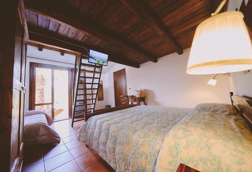 Standard Triple Room with Terrace, B&b Casale Degli Ulivi