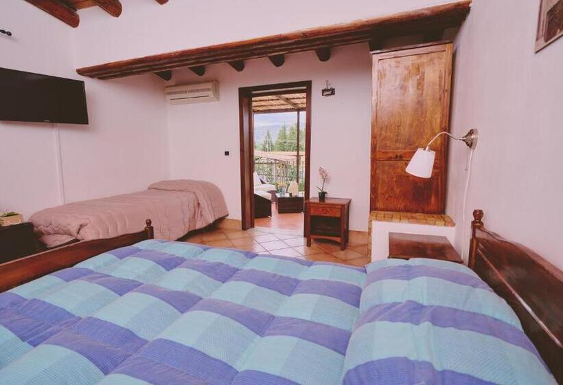 Standard Triple Room with Terrace, B&b Casale Degli Ulivi