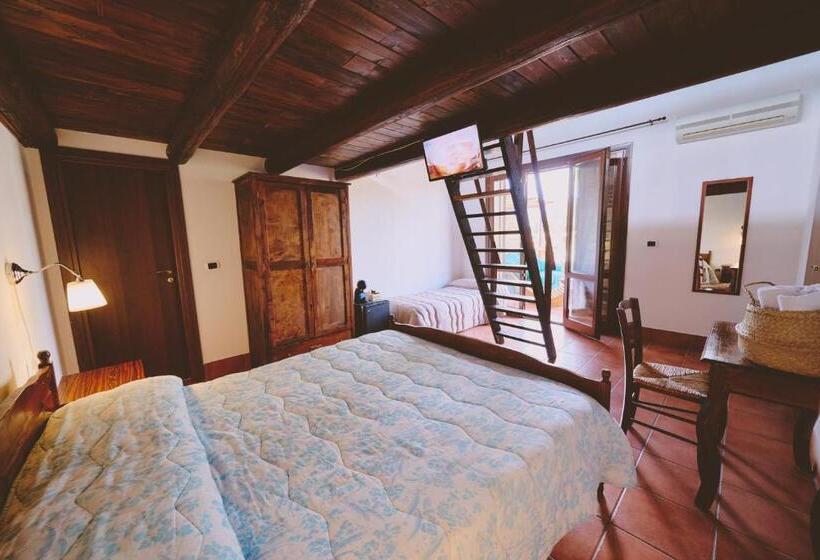 Standard Triple Room with Terrace, B&b Casale Degli Ulivi
