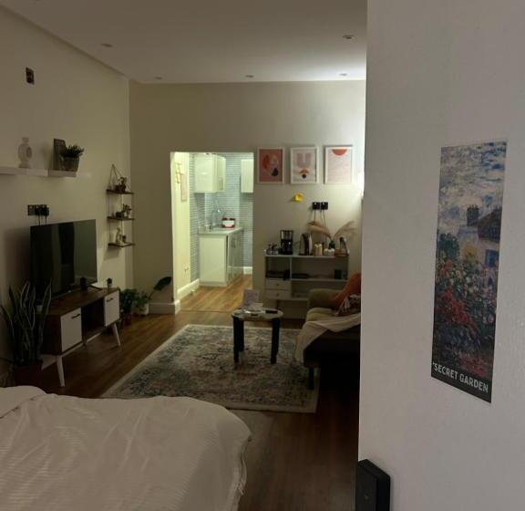 스탠다드 스튜디오, استوديو الحديقه الســرية Secret Garden