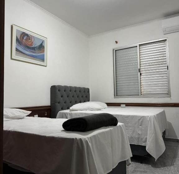 חדר סטנדרט לשלושה, Lize Prime