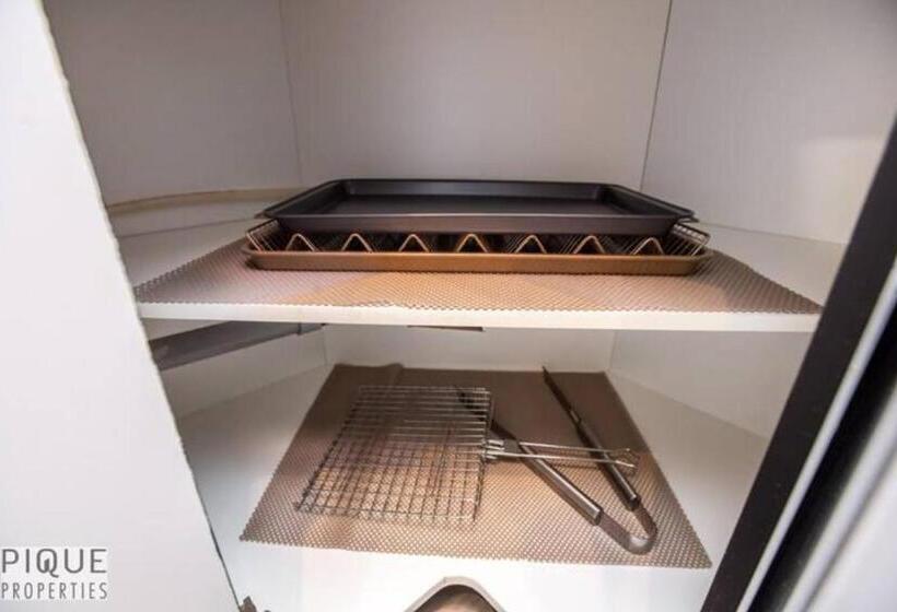 Apartamento 2 Dormitórios, The Neon Palace   Kingbed   Fireplace   Netflix   Ug Park