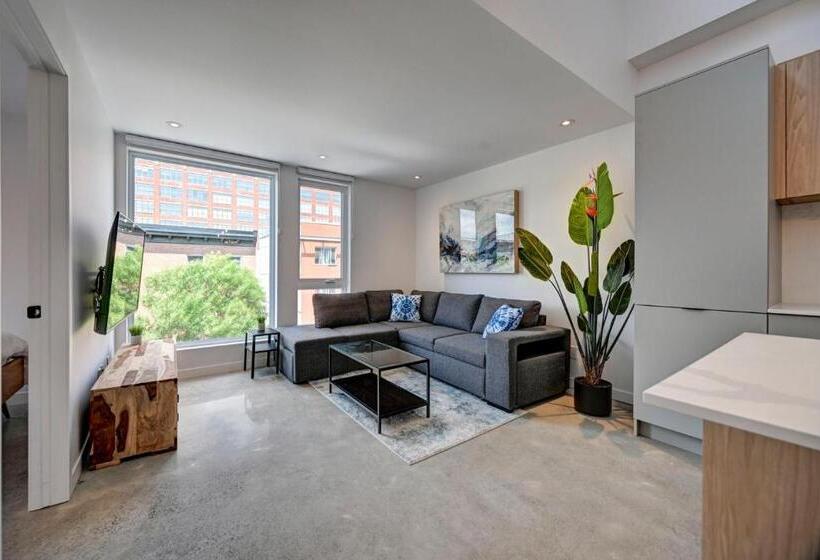 1 Bedroom Penthouse Apartment, Tripmontreal 301