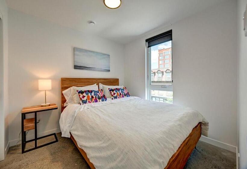 1 Bedroom Penthouse Apartment, Tripmontreal 301
