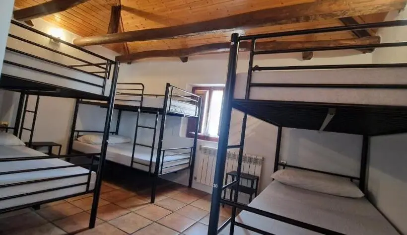 Vuode Makuusalissa, Albergue Laganares   Pilgrims Hostel