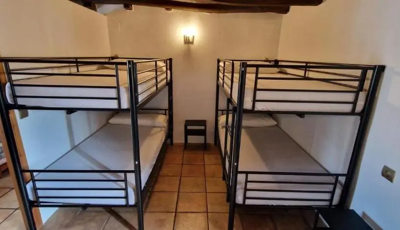 Vuode Makuusalissa, Albergue Laganares   Pilgrims Hostel