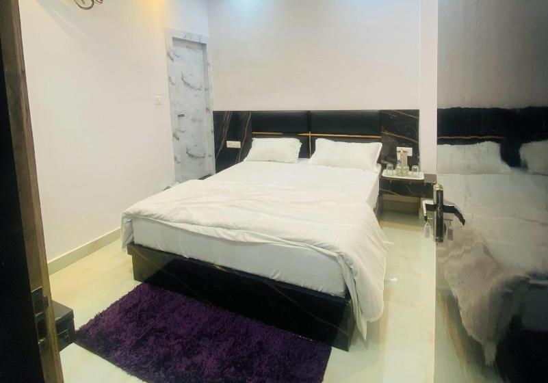Трехместный Номер Классика, Oyo Flagship Hotel Radhe Radhe Inn