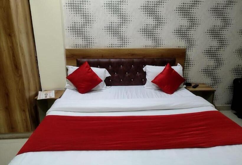 トリプルクラシックルーム, Oyo Flagship Hotel Radhe Radhe Inn