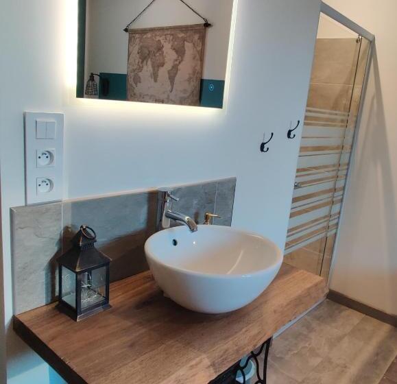 غرفة أساسية, Au Coin Du Chemin