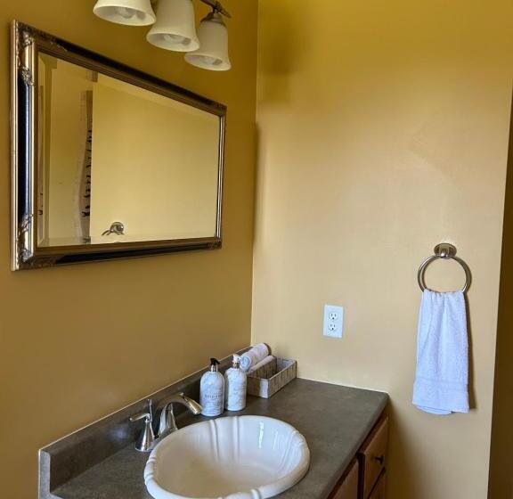 غرفة قياسية سرير كينج, Tides Inn Guest Suites