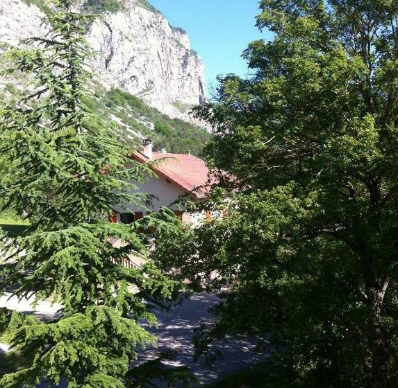 컴포트 룸, Le Rocher Des Ducs, Vue Sur Montagne, Abris Voitures Et Motos