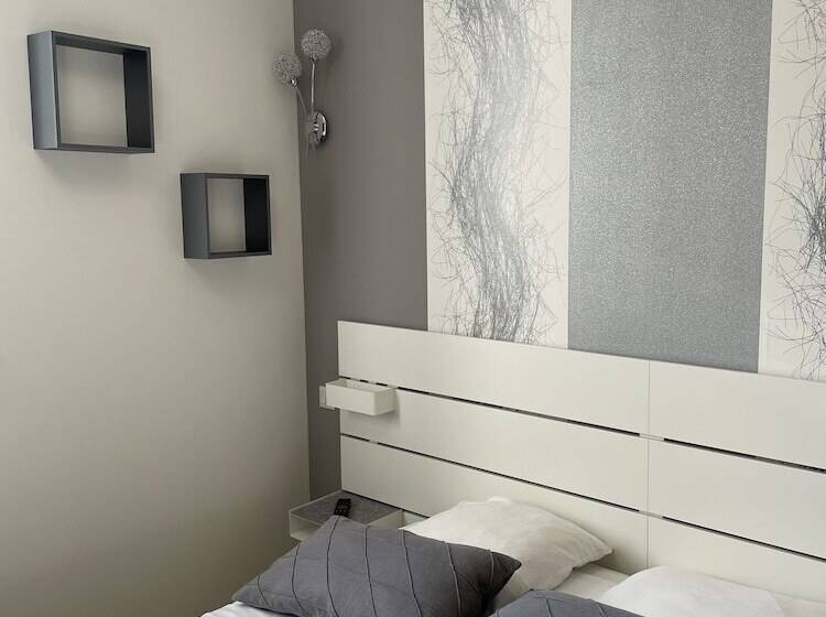 スタンダードルーム, Sarl Macarena