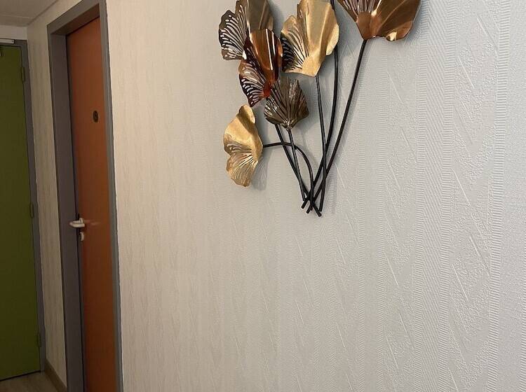 スタンダードルーム, Sarl Macarena