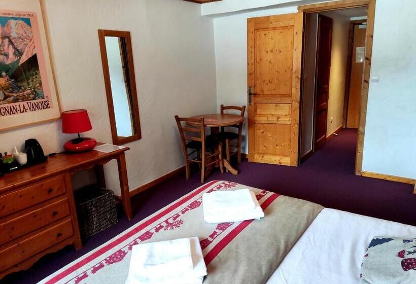 غرفة قياسية رباعية مزودة بشُرفة, Epicéa Lodge Hôtel