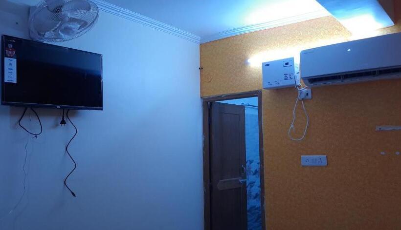 غرفة قياسية, New Gurudeo Basera And Family Restaurant