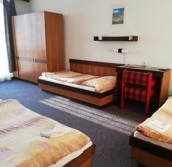 اتاق استاندارد سه تخته با سرویس بهداشتی مشترک, Abc Hotel Nitra