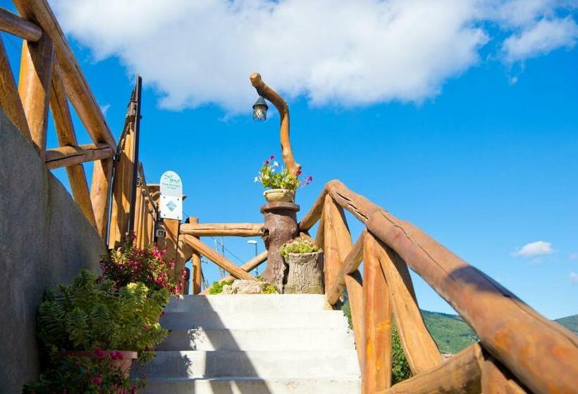 חדר לארבעה סטנדרטי עם מרפסת, Valle Degli Dei