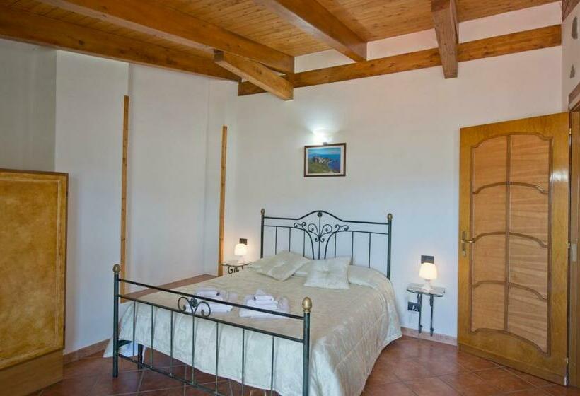 חדר לארבעה סטנדרטי עם מרפסת, Valle Degli Dei