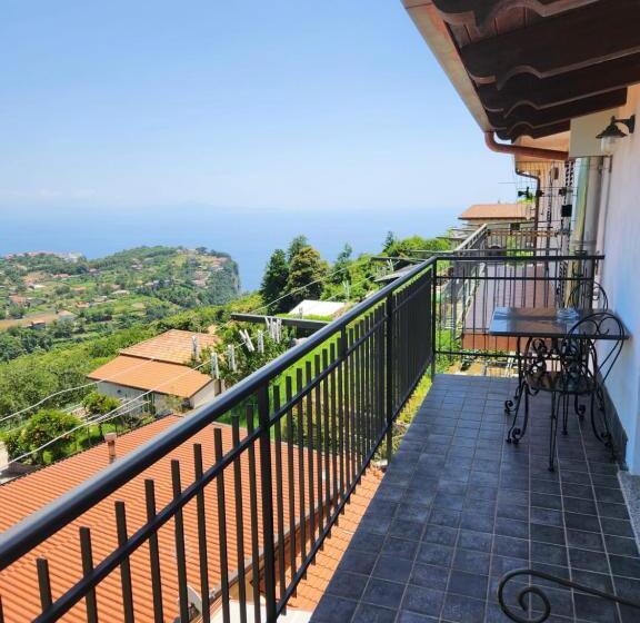 חדר לארבעה סטנדרטי עם מרפסת, Valle Degli Dei