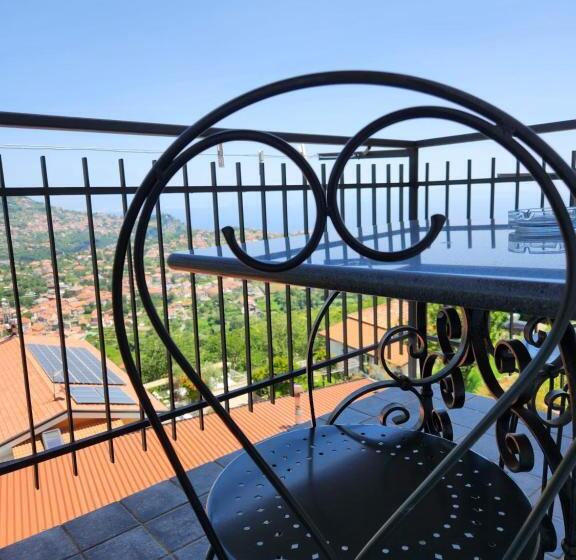 Quarto Quadruple Standart com Varanda, Valle Degli Dei