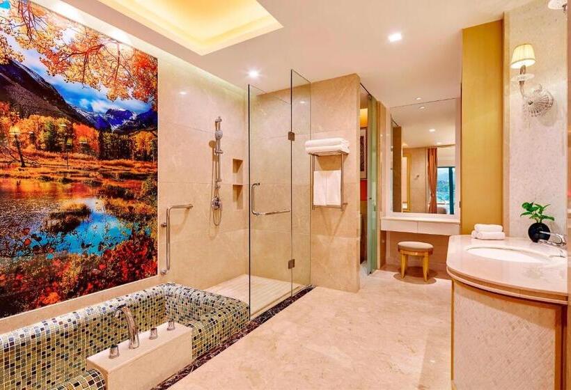 Номер Deluxe Вид на Озеро, Four Points By Sheraton Heyuan Resort