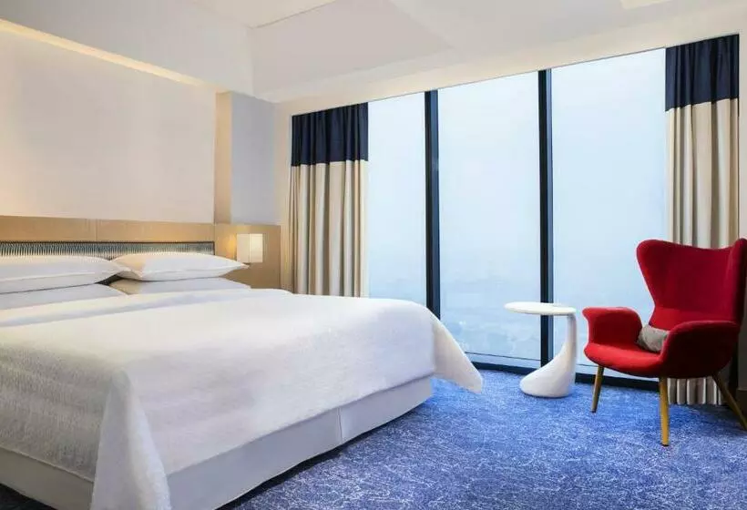 キングサイズベッドのデラックスルーム, Four Points By Sheraton Surabaya, Tunjungan Plaza