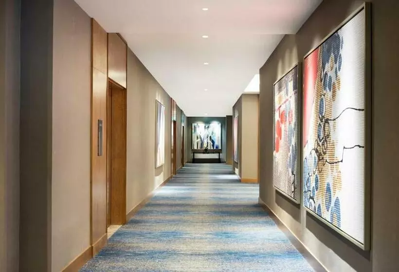 キングサイズベッドのデラックスルーム, Four Points By Sheraton Surabaya, Tunjungan Plaza