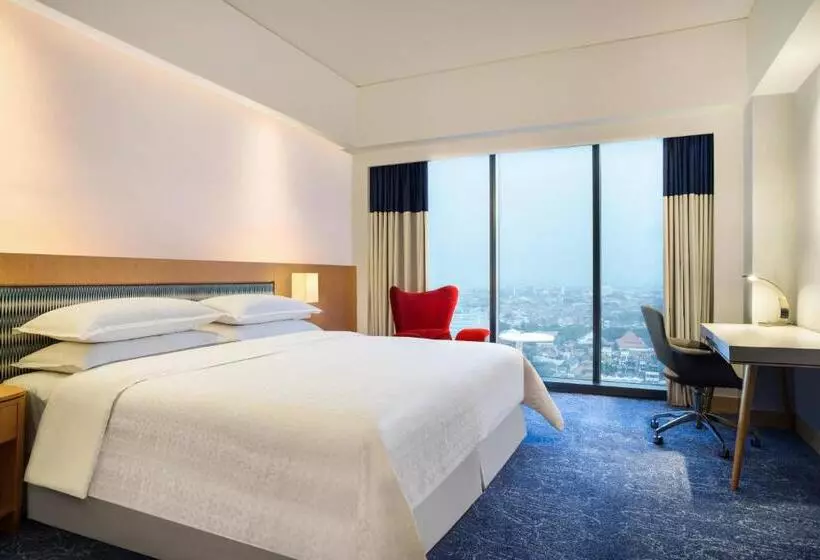 キングサイズベッドのデラックスルーム, Four Points By Sheraton Surabaya, Tunjungan Plaza