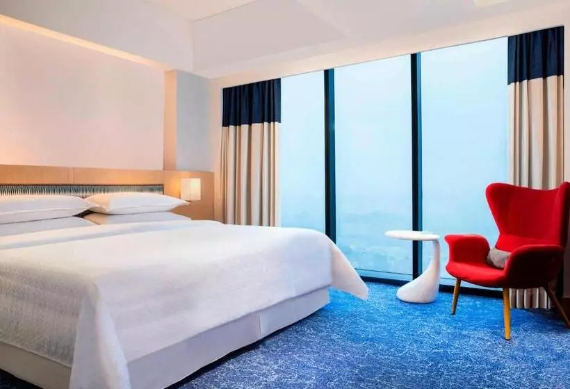キングサイズベッドのデラックスルーム, Four Points By Sheraton Surabaya, Tunjungan Plaza