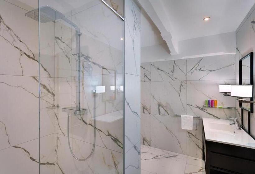 سوئیت پرزیدنت, Brown Beach House & Spa