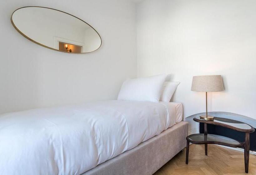 بانگلوی استاندارد, Brown Beach House & Spa