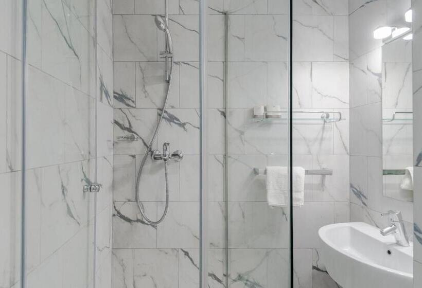 بانگلوی استاندارد, Brown Beach House & Spa