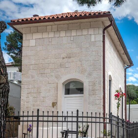 بانگلوی استاندارد, Brown Beach House & Spa