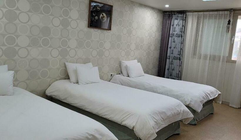 Habitació Triple Estàndard, The Stay Century