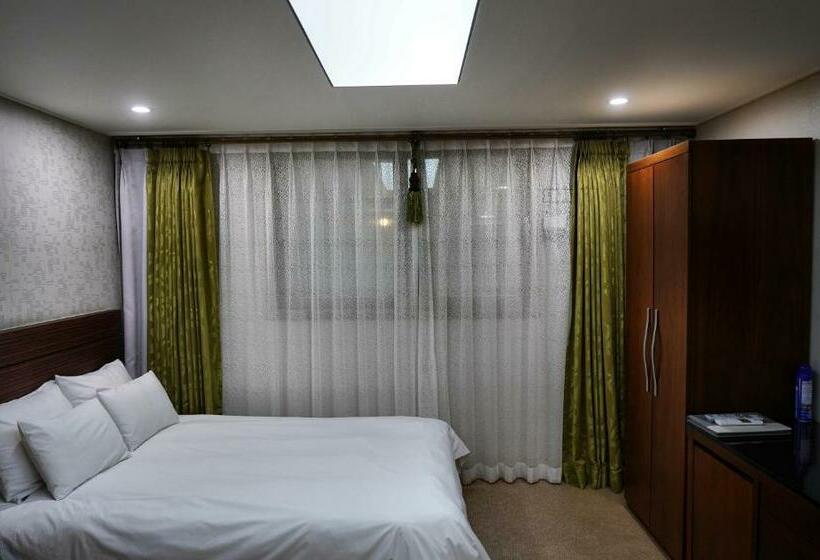 Habitació Estàndard, The Stay Century