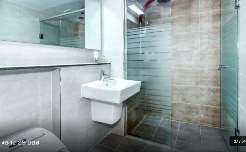 Habitació Triple Estàndard, The Stay Century